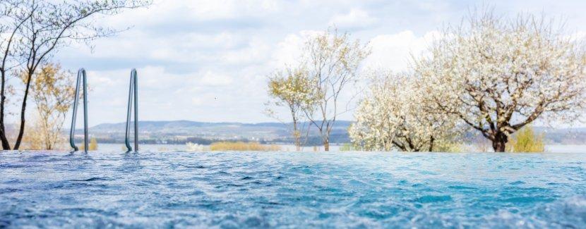 Foto: Hirschen Horn - Hotel Gasthaus Wellness – Infinity-Pool mit Seesicht Foto: Hirschen Horn - Hotel Gasthaus Wellness – Infinity-Pool mit Seesicht