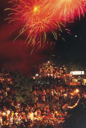 Foto: Gemeinde Salem – Feuerwerk Schlossseefest Foto: Gemeinde Salem – Feuerwerk Schlossseefest